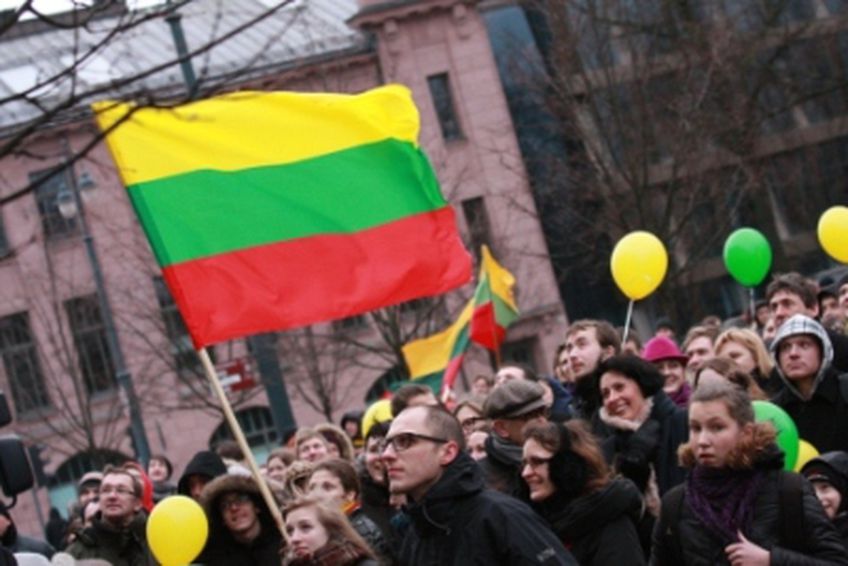 Patriotiškai nusiteikusio jaunimo eitynes pakeitė dainos ir šokiai