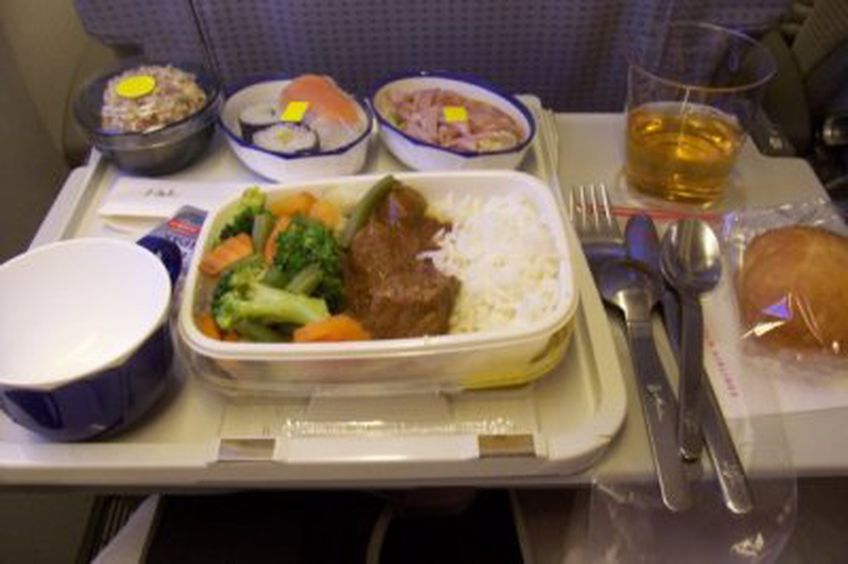 Почему еда в самолете кажется безвкусной 