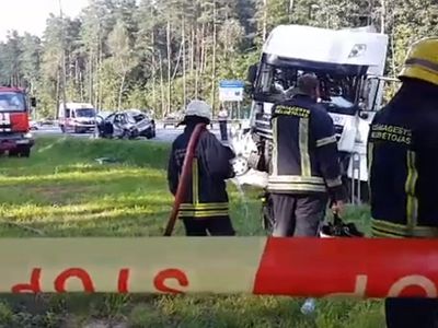 ДТП в Вильнюсе - зажатых в автомобиле людей освобождали спасатели - Происшествия и криминал