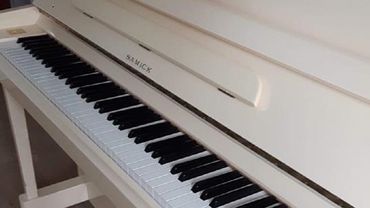 Подарок Марии Калениченко на 12-летие - белое пианино из Швейцарии