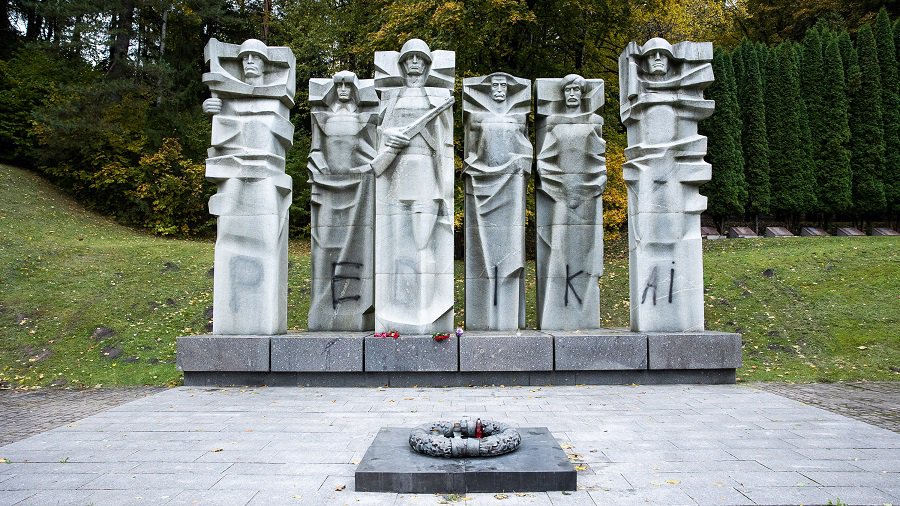 Комитет ООН не разрешил убрать стелы с Антакальнисского кладбища - Литва и страны Балтии
