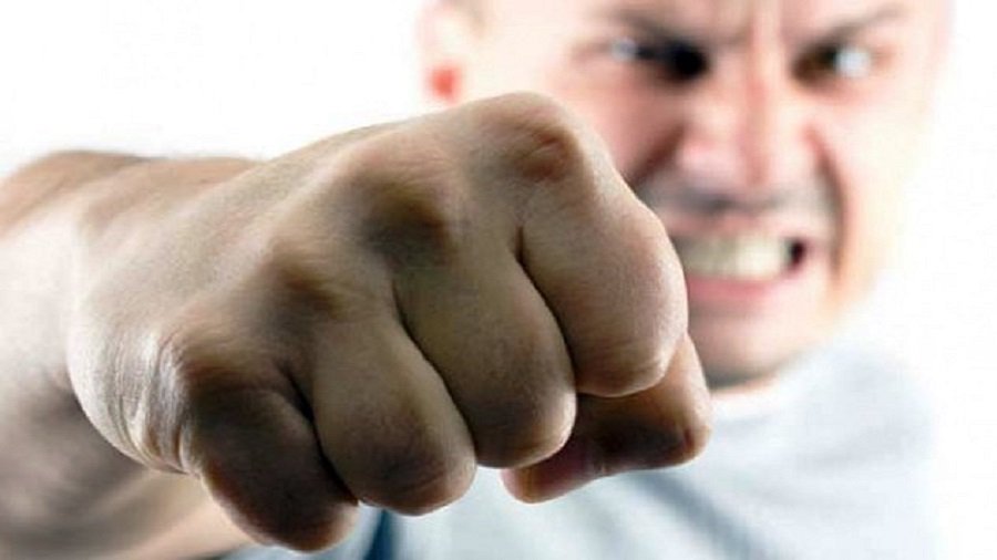 В Зарасай группа молодых людей избила нетрезвого полицейского - Происшествия и криминал