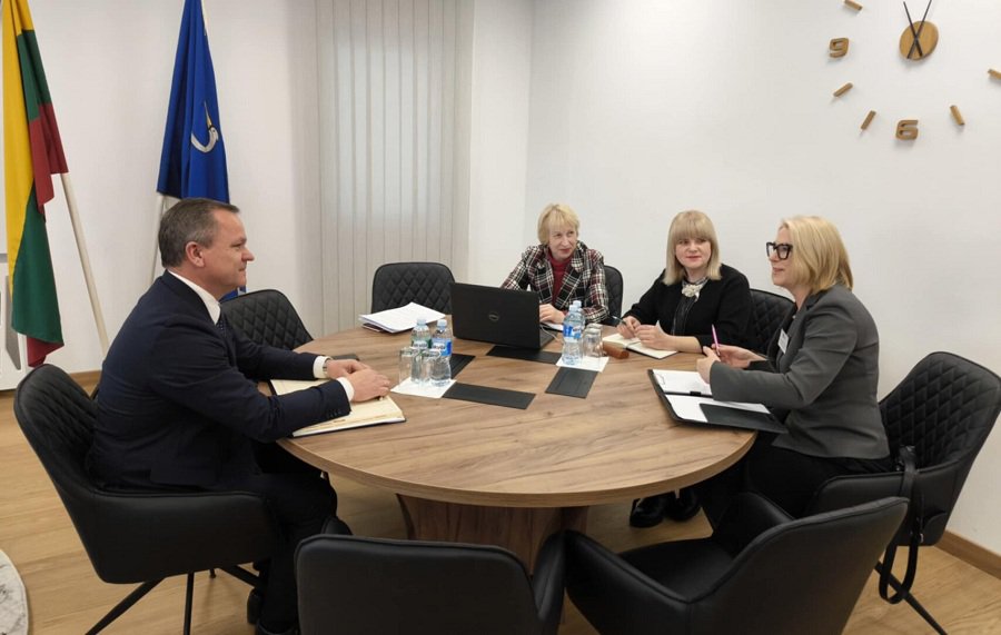Мэр встретился с руководителем команды внешней оценки, проводимой в прогимназии «Геросёс вильтес» - В Висагинасе