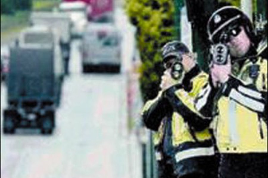 Vairuotojus blaško trumpi kartoninių policininkių sijonai                 - Lietuva ir Baltijos šalys