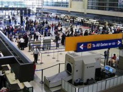 Американец пронес на борт самолета дымовую гранату, дубинки и ножи - В Мире