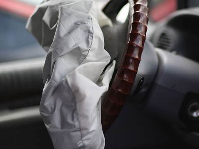 В США женщина погибла за рулем Honda, когда подушка безопасности Takata "выстрелила" в нее шрапнелью - В Мире