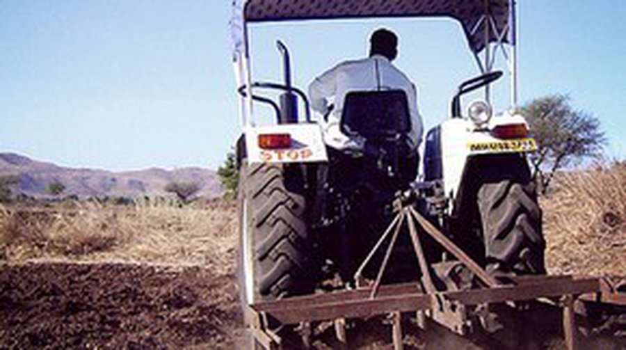 Индус 14 лет долбил гору, чтобы удобно припарковать трактор - Хобби, отдых и развлечения