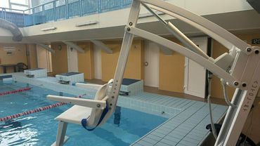 В бассейнах установили специальные подъемники для людей с ограниченными возможностями
