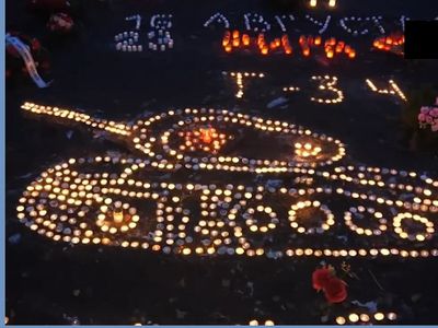 Нарвитяне продолжают приходить на место, где стоял танк - Соседи