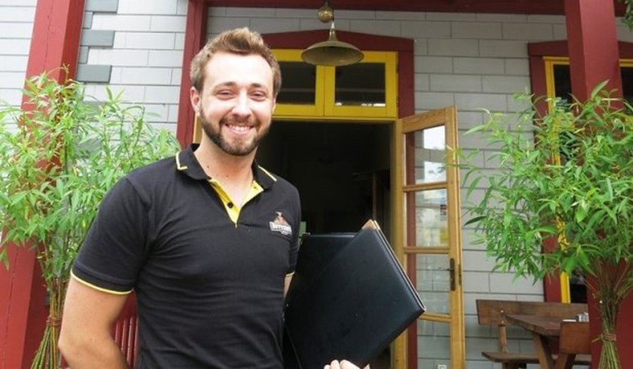 Официант: в Паланге зарабатываю больше, чем в Голландии - Литва и страны Балтии