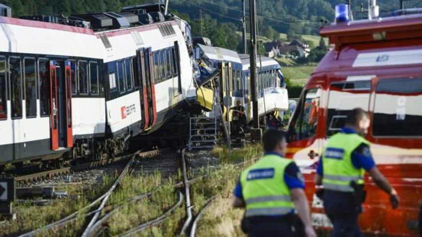 Два поезда в Швейцарии столкнулись лоб в лоб