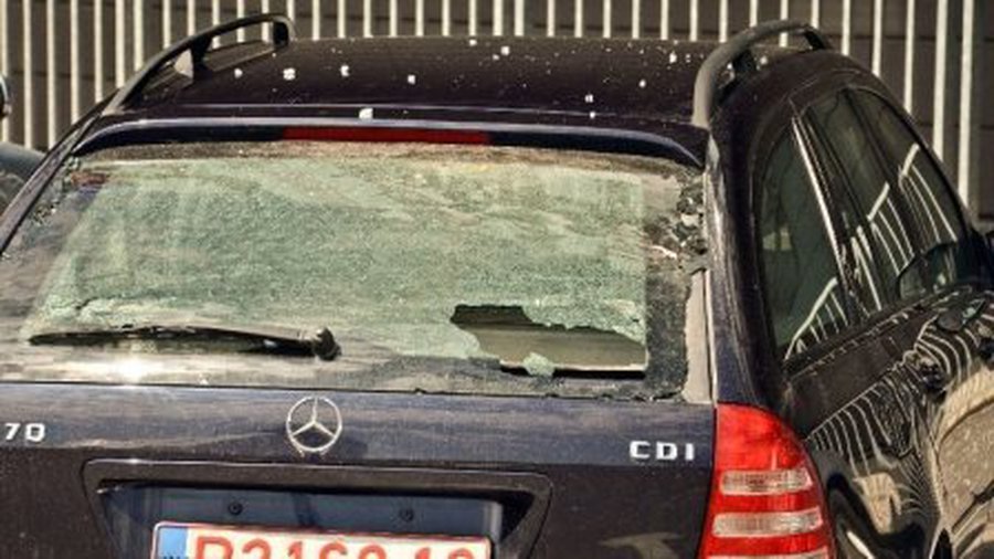 Iš 7 metrų aukščio krisdamas „Akropolio“ lango stiklas apgadino tris automobilius - Lietuva ir Baltijos šalys