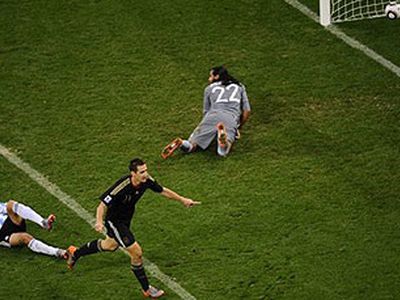 Сборная Германии разгромила Аргентину в 1/4 финала ЧМ-2010 - Культурные и спортивные мероприятия