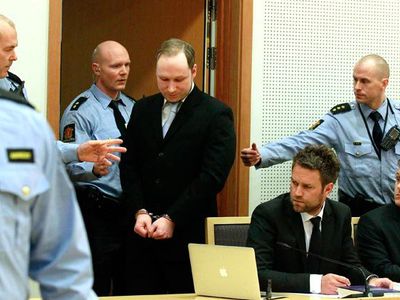 Убийца 77 человек Андерс Брейвик, насмешивший людей в суде, доволен своим имиджем в СМИ                                 - В Мире