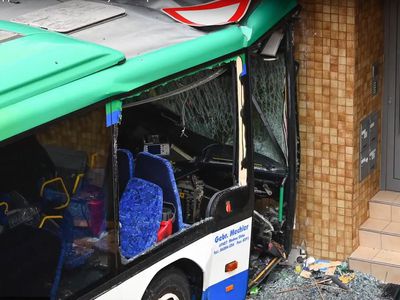 В Германии школьный автобус врезался в здание, пострадали 47 человек - В Мире