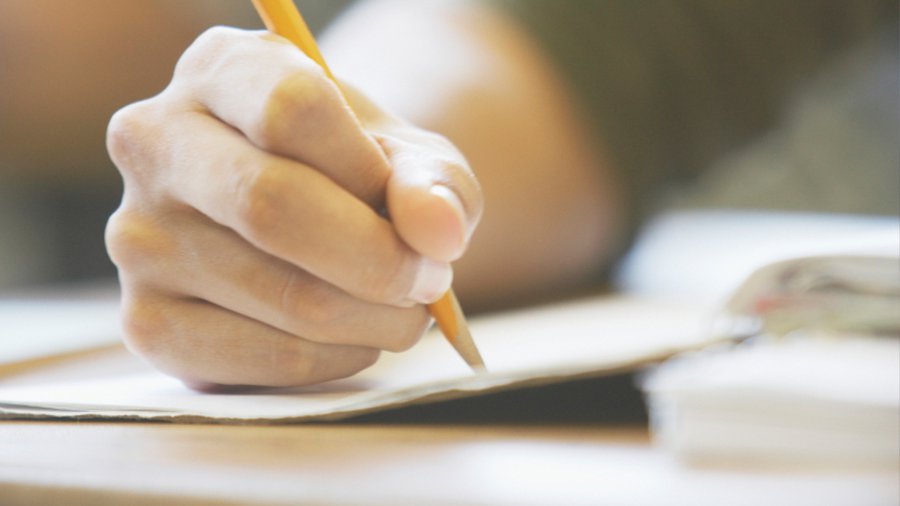 Латвийских выпускников обяжут сдавать экзамены по физике или химии - Мир молодежи