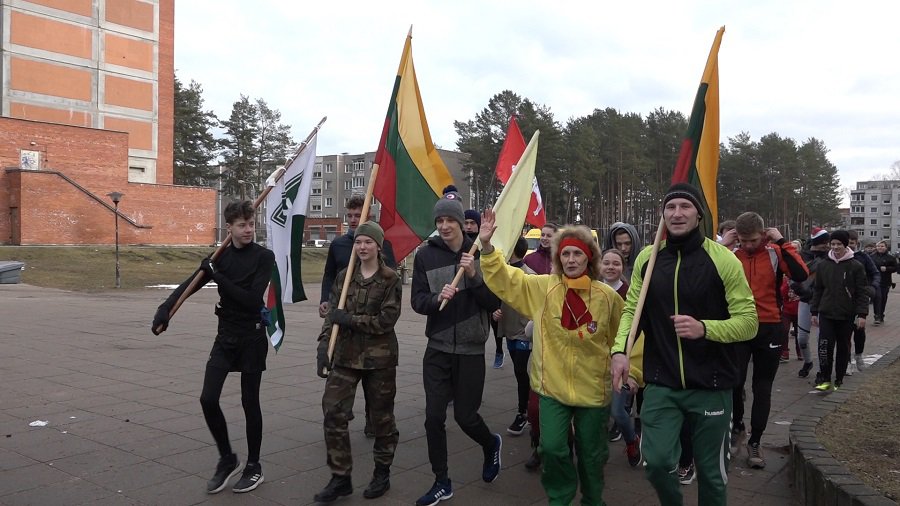 Государственный праздник отмечают и символическим пробегом по городу (видео) - В Висагинасе