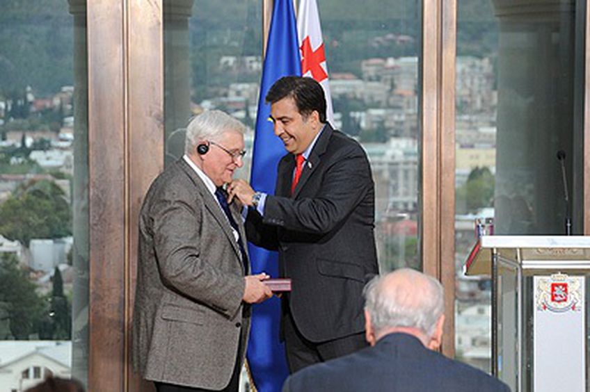 Президент Грузии наградил Олега Басилашвили Орденом Сияния