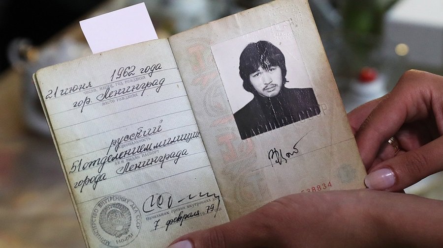 Паспорт Виктора Цоя продали на аукционе за 9 млн рублей - В Мире