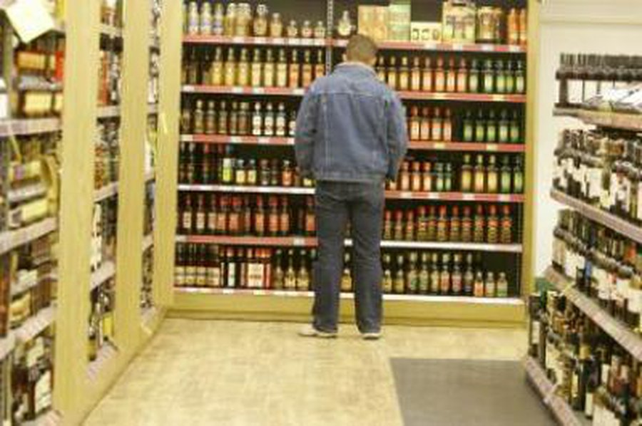 Apklausa: alkoholio reklamos nori nematyti pusė piliečių                 - Lietuva ir Baltijos šalys