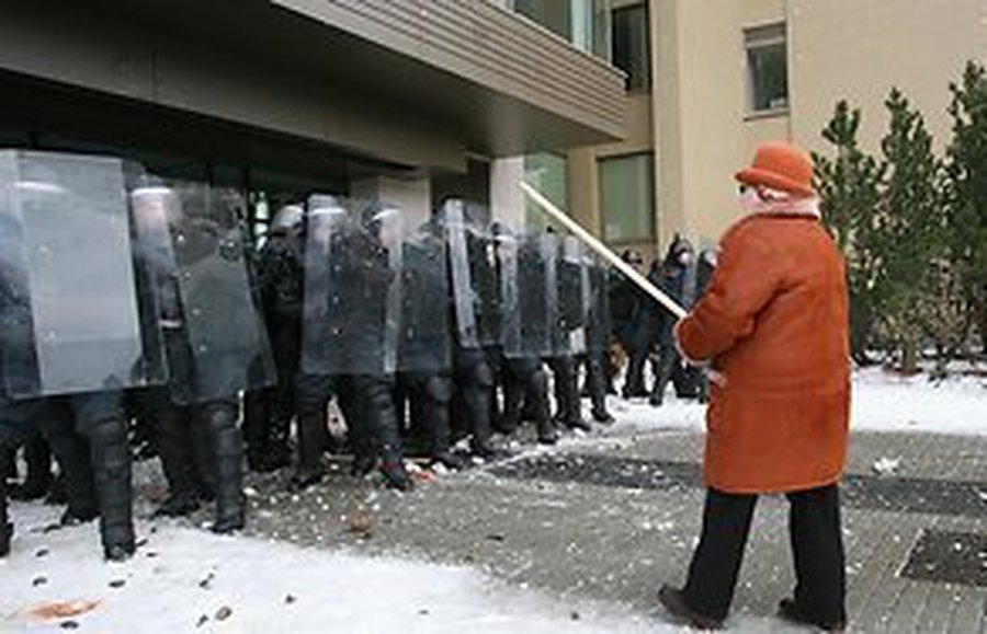 Бружас о битых окна в Сейме: может, и хорошо, следовало бы и чаще                                 - Литва и страны Балтии