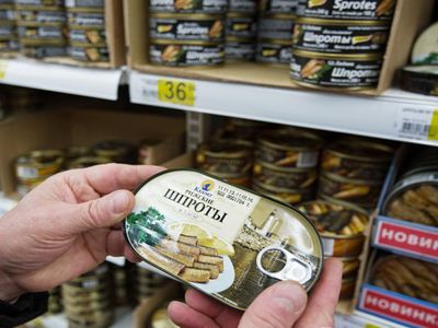 В Латвии не считают политическим заявление РФ о канцерогене в шпротах - Литва и страны Балтии