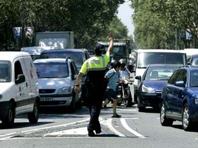 Переодетый полицейским испанец выдавал себя за регулировщика
 - Хобби, отдых и развлечения