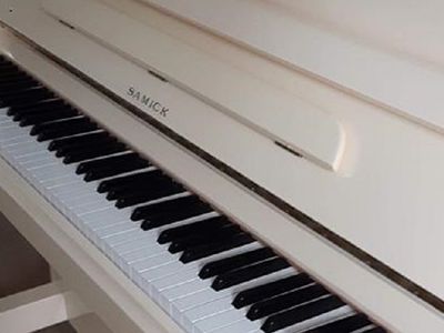 Подарок Марии Калениченко на 12-летие - белое пианино из Швейцарии - В Висагинасе