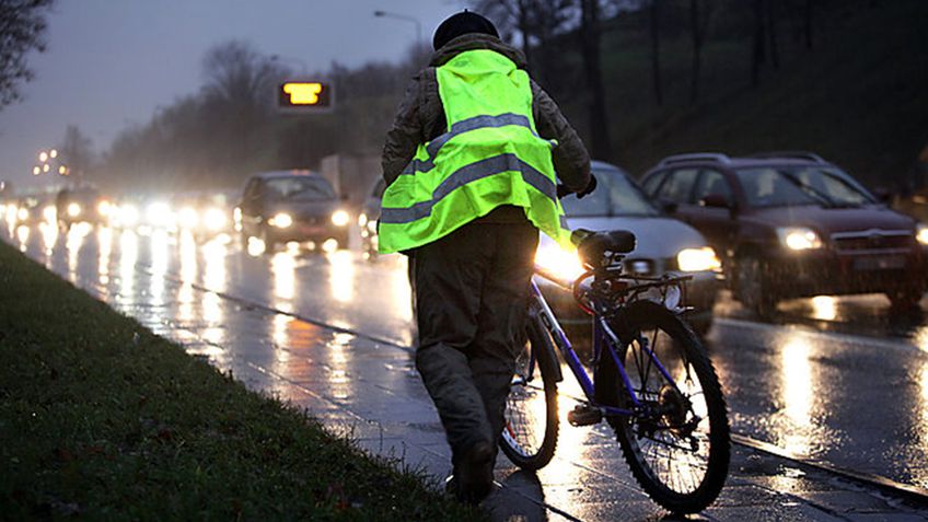 Kada dviračių vairuotojai privalo dėvėti šviesą atspindinčią liemenę?