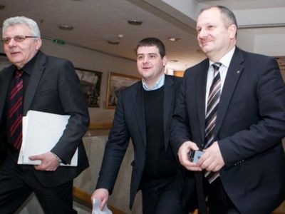 Увеличив свои зарплаты, депутаты не спешат повышать их госслужащим - Литва и страны Балтии