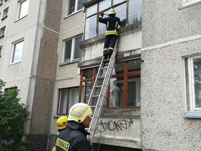 Обеспокоенные соседи вызвали полицию. Потребовалась помощь пожарных и «скорой» (Дополнено) - В Висагинасе