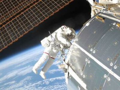 Астронавты совершили третью по продолжительности прогулку в открытом космосе - Наука и здоровье