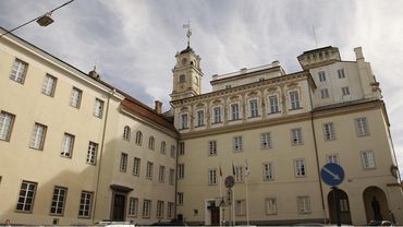 Вильнюс приостанавливает работу учреждений образования, закрывает общественные пространства досуга