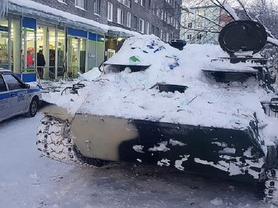 Мужчина на угнанном бронетранспортере протаранил витрину магазина в Мурманской области - В Мире