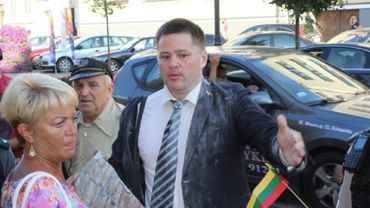 СМИ: Член горсовета Клайпеды  заплатил штраф в 15 евро за то, что обсыпал мукой Вячеслава Титова