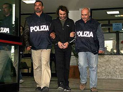 В Италии одновременно арестовали 100 сицилийских мафиози
 - В Мире