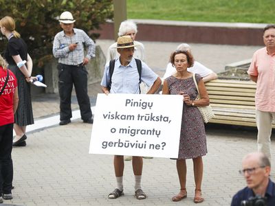„Nacionalinis susivienijimas“ mitinguoja prie Seimo: neįsileiskime nė vieno nelegalaus migranto - Lietuva ir Baltijos šalys