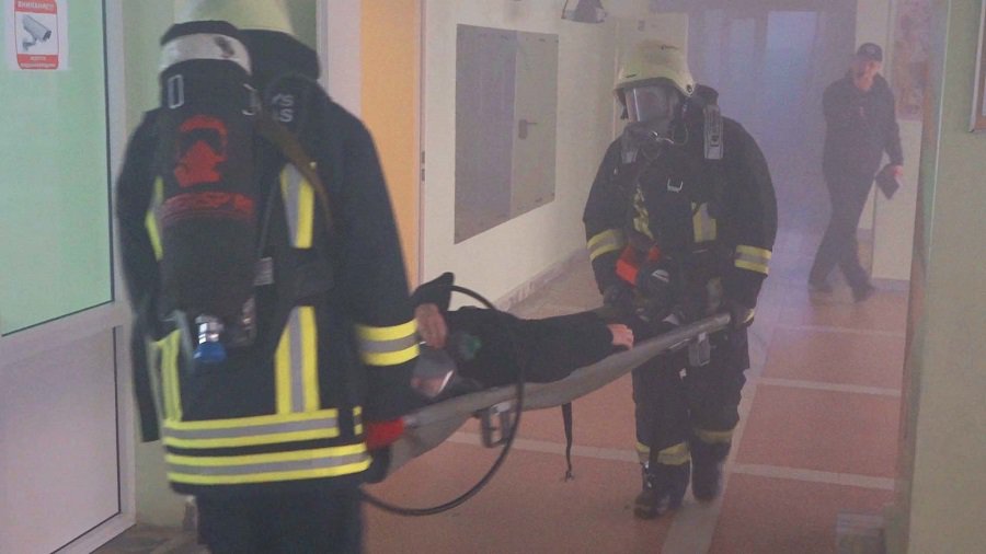 Тишину нарушил вой сирен: пожар в школе (видео) - В Висагинасе