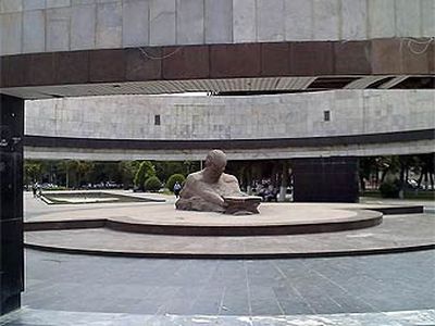 В Баку сносят памятник 26 бакинским комиссарам - В Мире