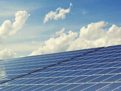 Atidaroma didžiausia nutolusi saulės elektrinė - Energetika