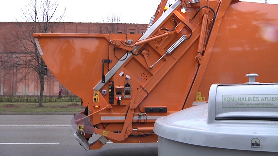 Сегодня прошла «презентация» нового мусоровоза - В Висагинасе