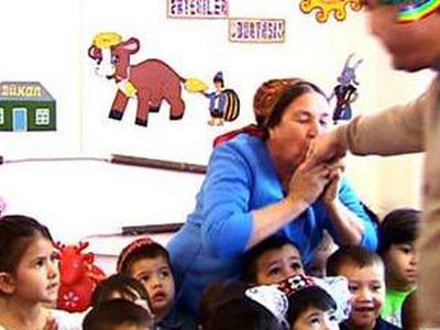 Почитательница президента Туркмении поцеловала ему руку - В Мире