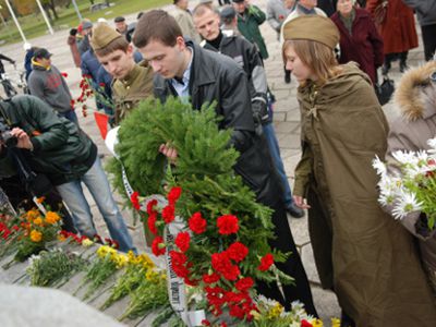 Эксперты: Невозможно наказывать школьников, приходящих 9 мая к Памятнику освободителям в Риге - Литва и страны Балтии