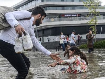 Сильный ливень и град в Стамбуле парализовали жизнь людей - В Мире