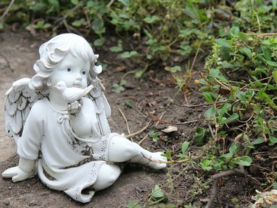 Жизнь выпавшего из окна 4 этажа ребенка спасла проходившая мимо женщина - Литва и страны Балтии