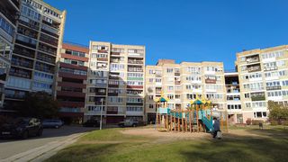 В Висагинасе под общественными балконами дома по ул. Парко обнаружено тело мертвого мужчины