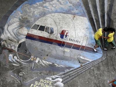 Китайские компании начали перечислять выплаты родственникам пассажиров пропавшего Boeing - В Мире