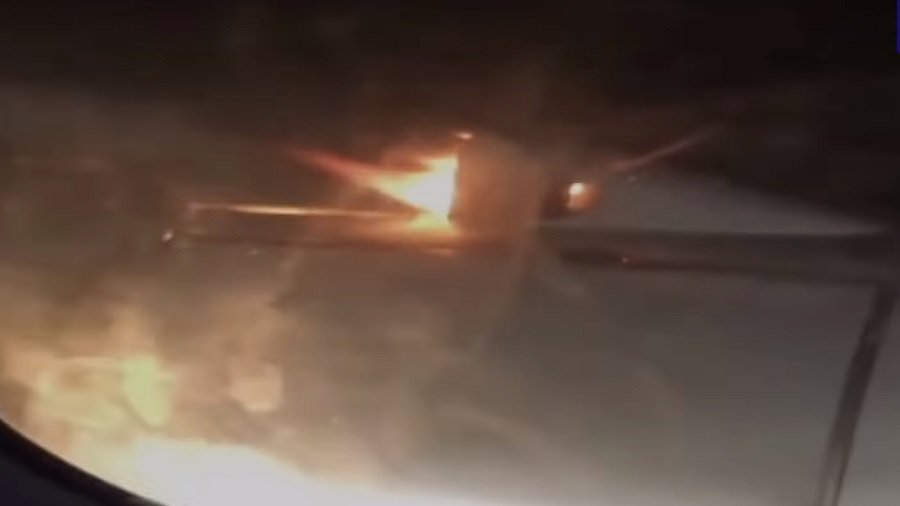 Пассажиры сняли на видео посадку Ту-204 с горящим двигателем - В Мире