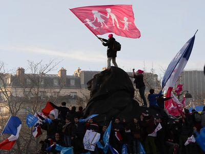 Противники однополых браков одержали во Франции первую победу - В Мире