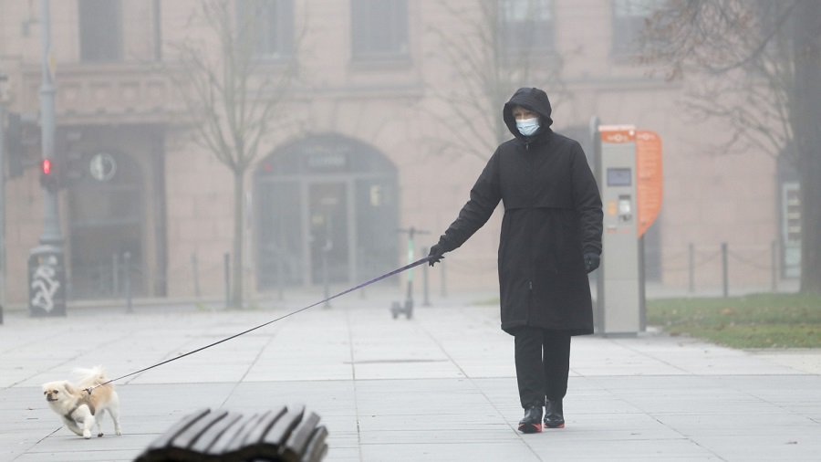 C 25 февраля на улице разрешается не надевать маски, если в радиусе 2 м нет других людей - Литва и страны Балтии